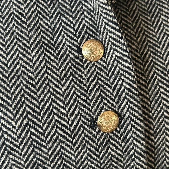 Chaps Women’s Blazer
• Size: Medium
• Color: Gray
• Condition: Pre-loved - Picture 3 of 7